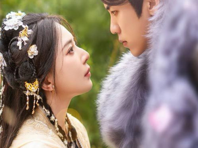 吴竹熙黎晟萱《犹为离人照落花》皇帝与大臣之女露水情愿后，再次相见，她入宫选妃，他一眼看中了她